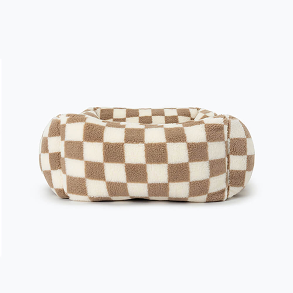 Robustes, waschbares Hundebett im Schachbrettmuster, designed für langanhaltenden Komfort und Stil.
