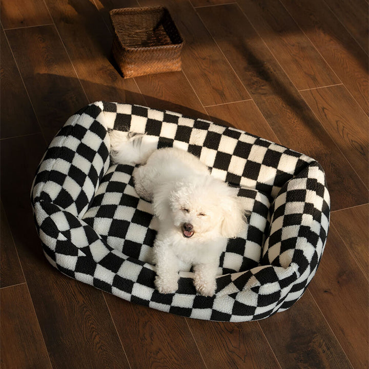 Stilvolles Sofabett für Hunde im Schachbrettmuster, aus Kunstlammwolle für ultimativen Komfort.