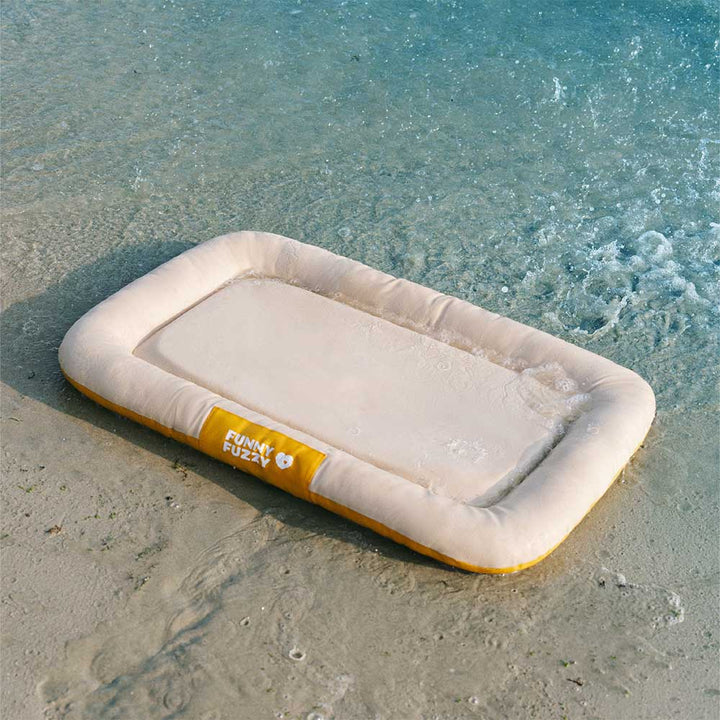 Hundematte zusammengeklappt: reisebereit, wasserdicht, orthopädisch, kompakt.
