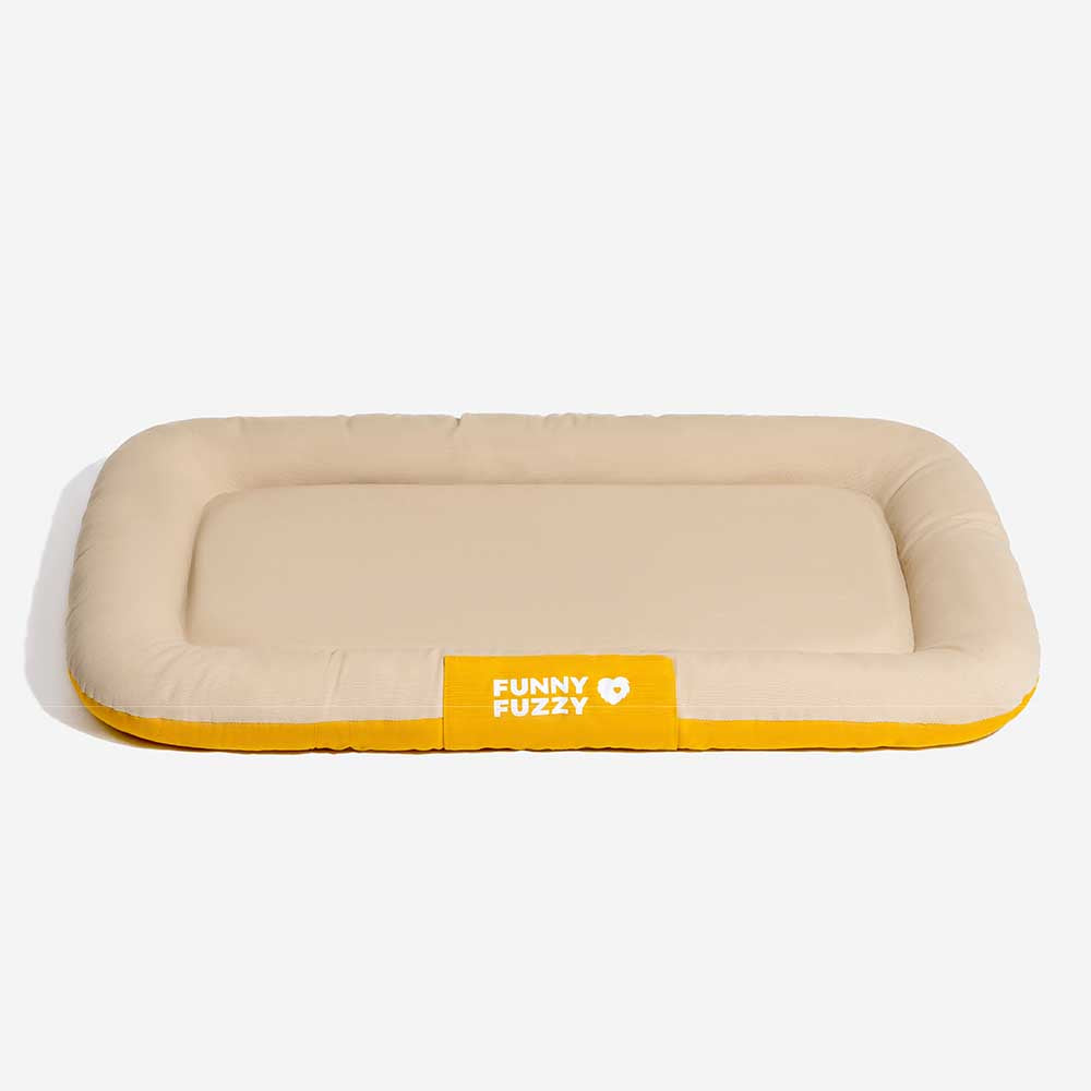 Präsentation der leichten Reinigungsfunktion der wasserdichten Outdoor-Hundematte.