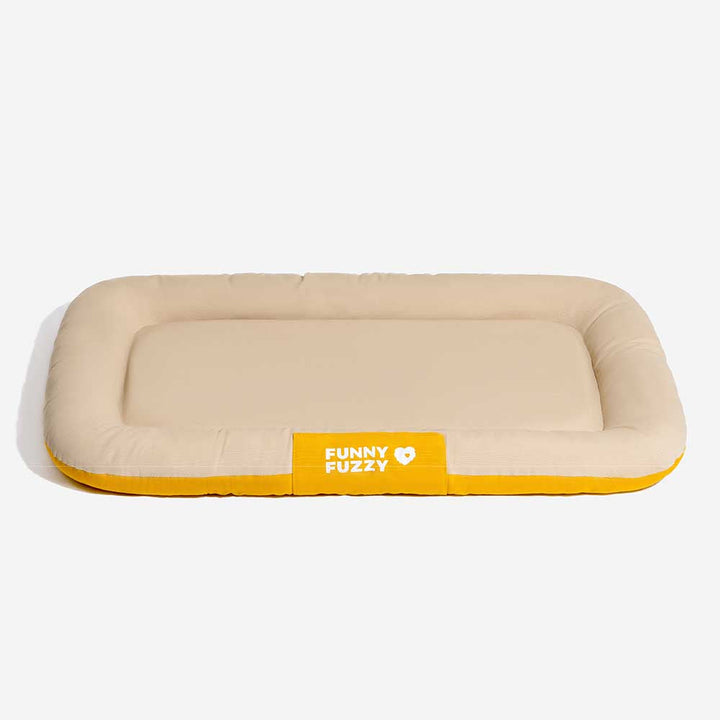 Präsentation der leichten Reinigungsfunktion der wasserdichten Outdoor-Hundematte.