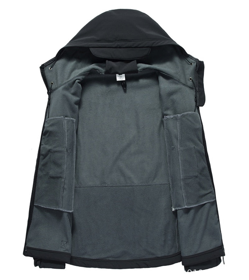 Männliche Allwetterjacke, wasserdicht & winddicht, robustes Design für Outdoor-Enthusiasten.