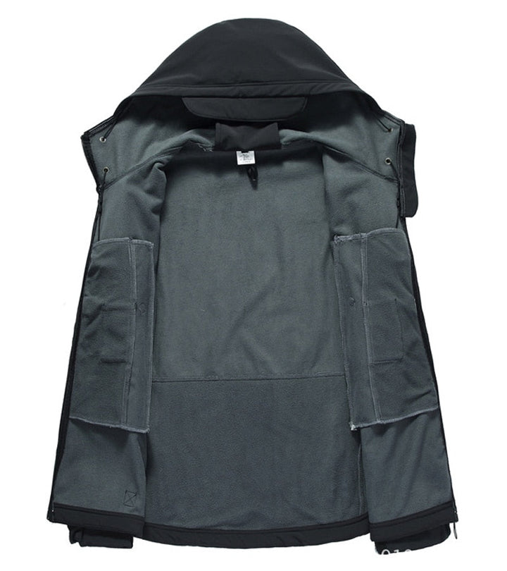 Männliche Allwetterjacke, wasserdicht & winddicht, robustes Design für Outdoor-Enthusiasten.