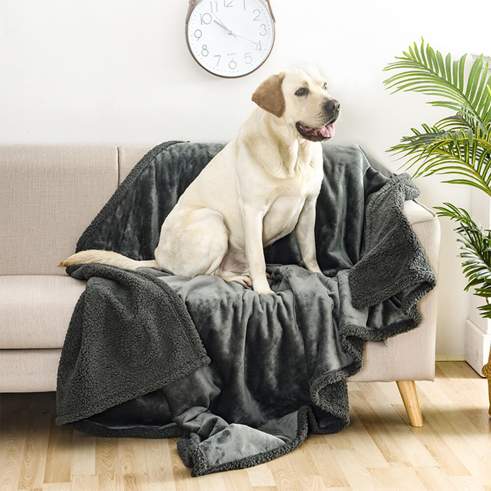 Wasserdichte Hundedecke aus Flanell-Sherpa-Fleece in Grau, ideal für Haustiere, Auto & Sofa.