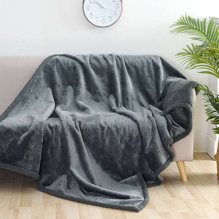 Graue, kuschelige Haustierdecke aus Flanell-Sherpa, wasserdicht und ideal für Hundebetten.