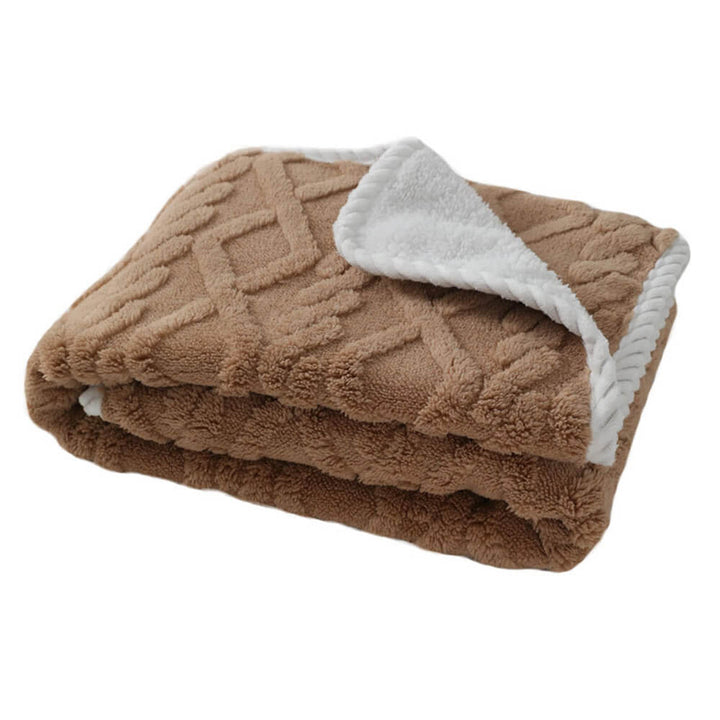 Glücklicher Hund entspannt auf der wasserdichten, kuscheligen Hundedecke aus warmem Fleece. Ideal als Sofaüberwurf.