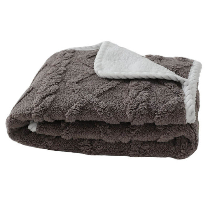 Gemütliche Katze döst auf warmer, weicher und wasserdichter Haustierdecke aus Fleece. Perfekt für den Tierschutz.