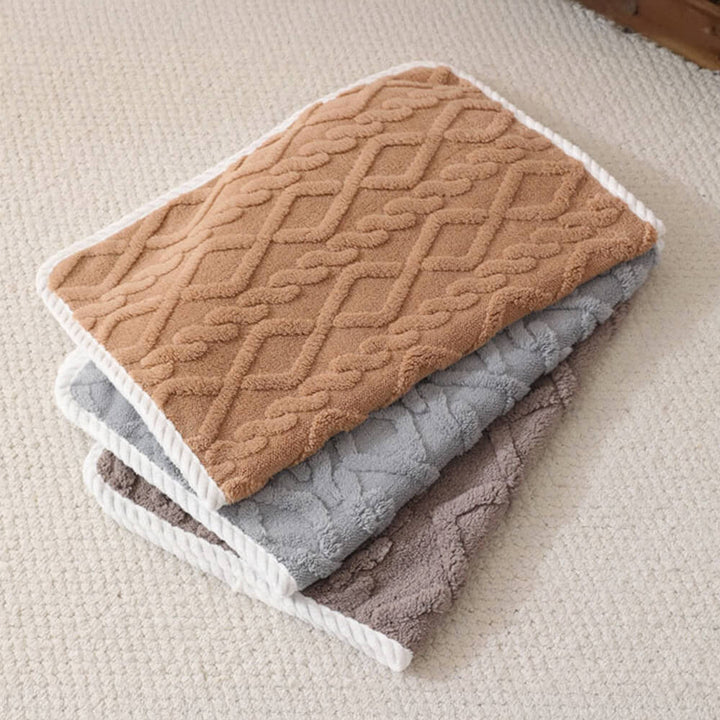 Extra warme Fleece-Hundedecke für gemütliche Stunden. Wasserfest, weich & kuschelig, auch als Katzendecke nutzbar.