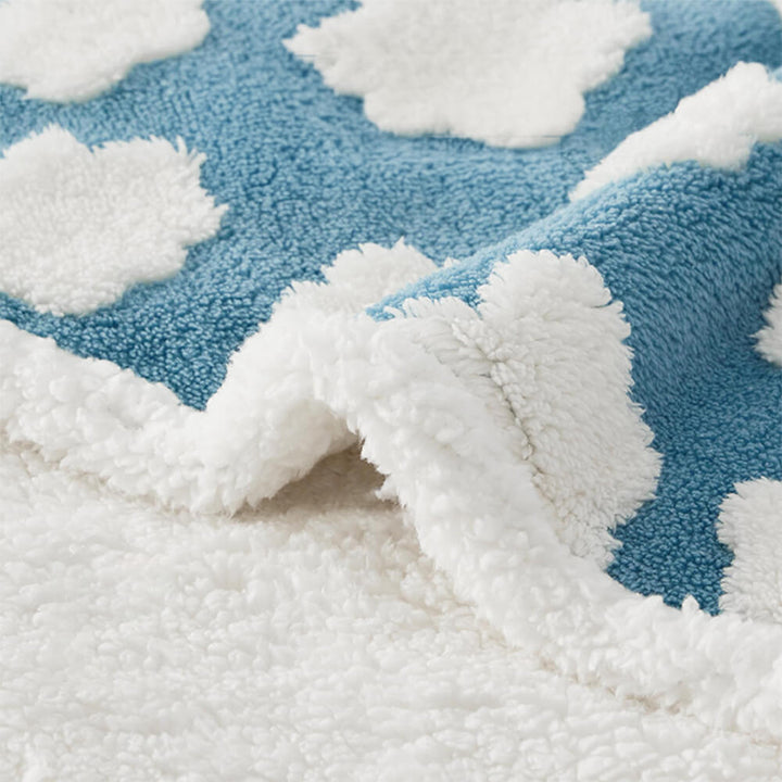 Flauschige Hundedecke: Wasserdichtes Sherpa-Material im modernen Wolkenmuster-Design.