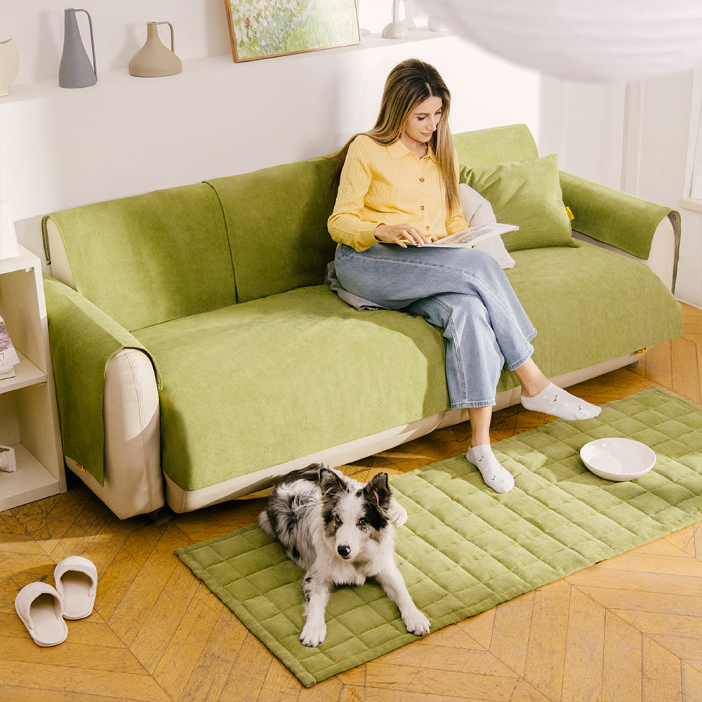 Eleganter Sofaschutz mit Fischgrätenmuster, schmutzabweisend und pflegeleicht, verschönert Ihr Zuhause.