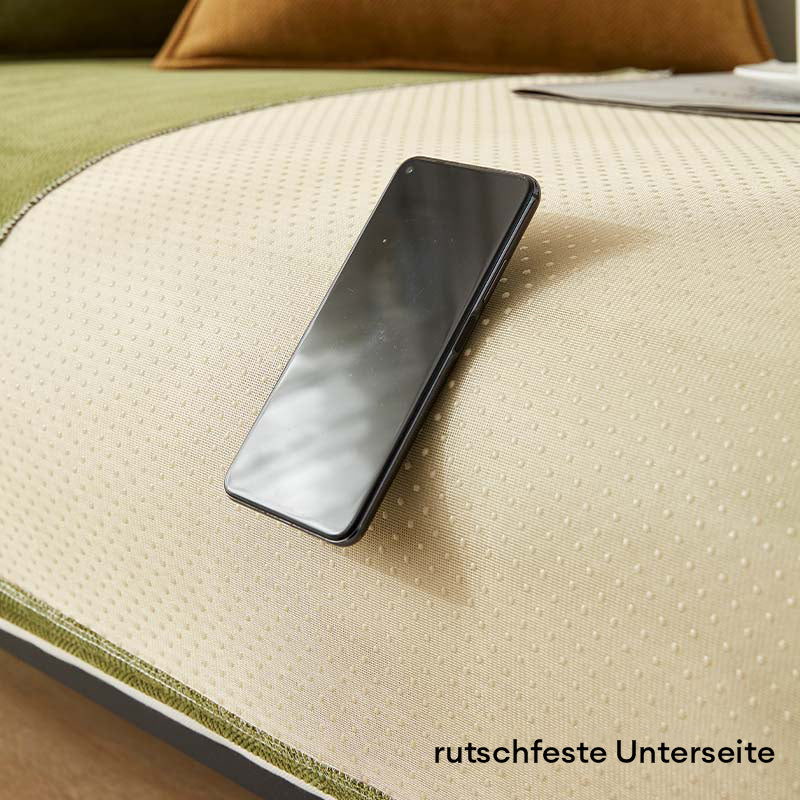 Vollansicht: Wasserdichter Chenille-Sofabezug mit Fischgrätenmuster, perfekt drapiert auf einem Sofa.