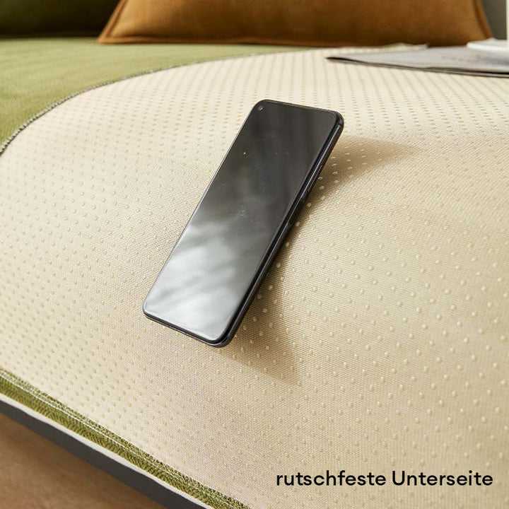 Vollansicht: Wasserdichter Chenille-Sofabezug mit Fischgrätenmuster, perfekt drapiert auf einem Sofa.