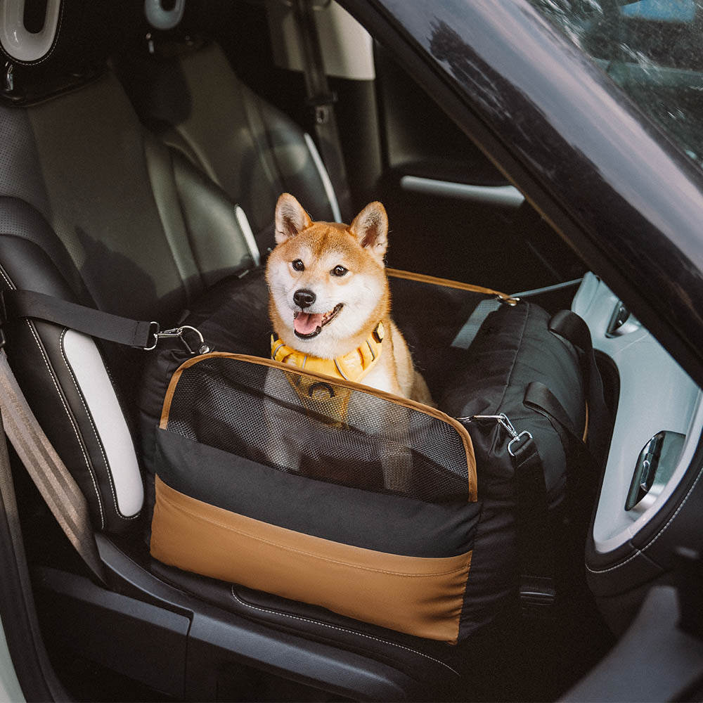 Autositz für mittlere Hunde, robust und pflegeleicht, ideal für längere Autofahrten.