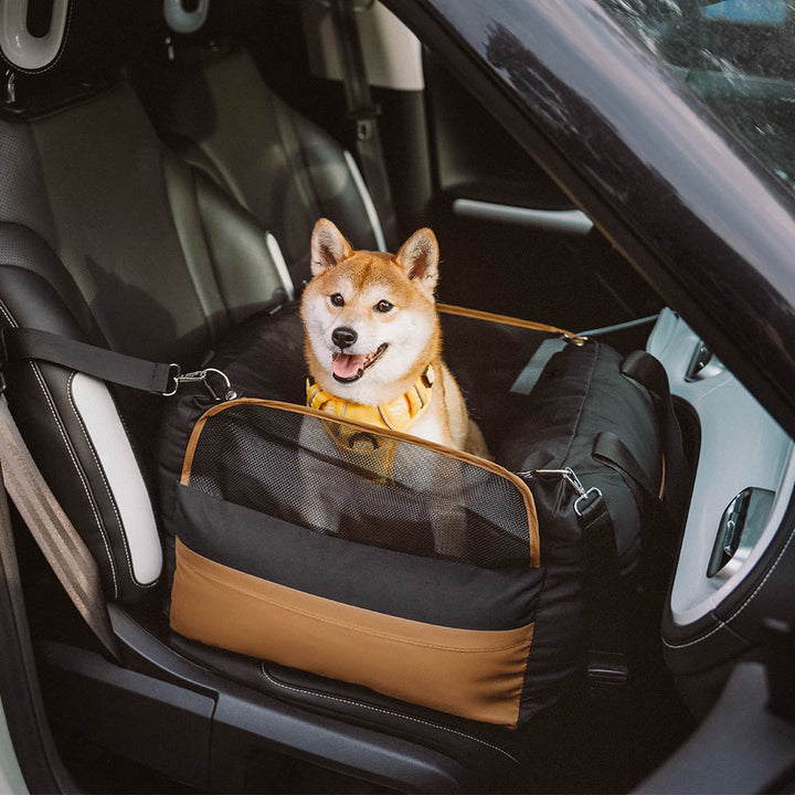 Autositz für mittlere Hunde, robust und pflegeleicht, ideal für längere Autofahrten.