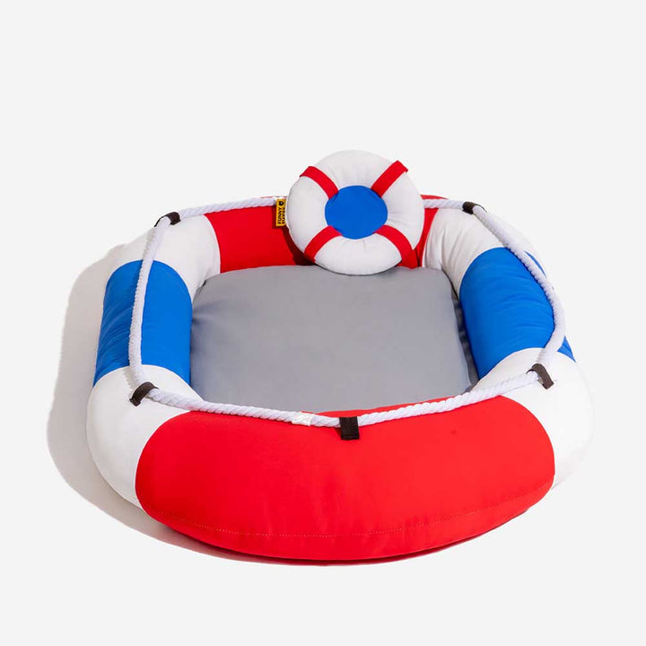 Kühlendes Hundebett wasserdicht in Bootsform. Robuste Outdoor-Liege für maximale Entspannung im Sommer.