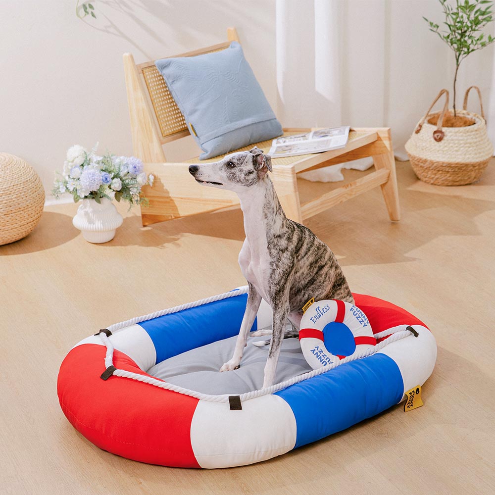 Hundebett in Bootsform, wasserdicht & kühlend, perfekt für Komfort an warmen Sommertagen.