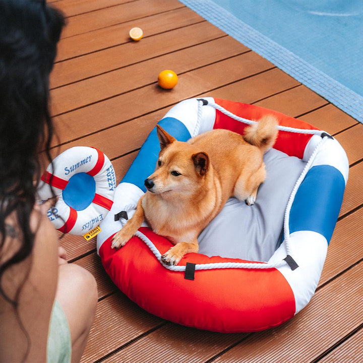 Kühlendes Hundebett in Bootsform, wasserdicht für Outdoor-Nutzung. Optimale Entspannung im Sommer.