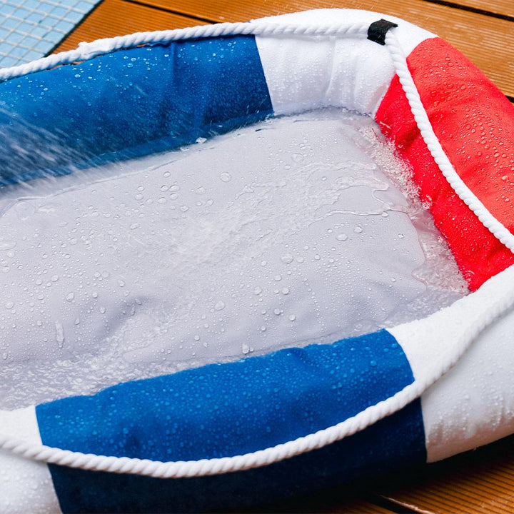 Outdoor-Hundebett, wasserdicht und kühlend in Bootsform. Langlebig und bequem für Sommer.