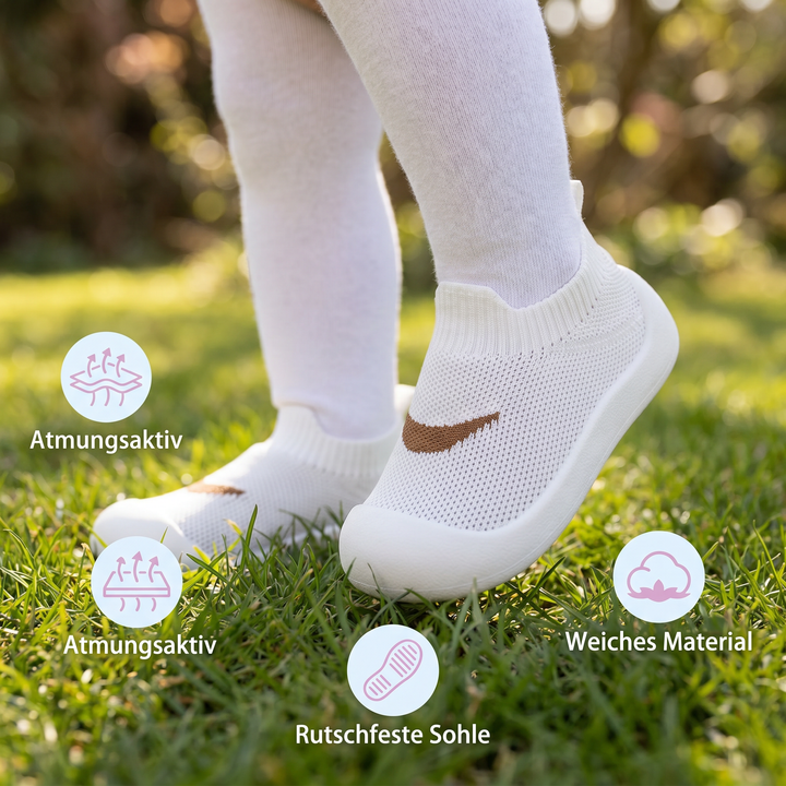 Ein Kleinkind macht erste Schritte in bequemen, atmungsaktiven Sommerschuhen für Babys.