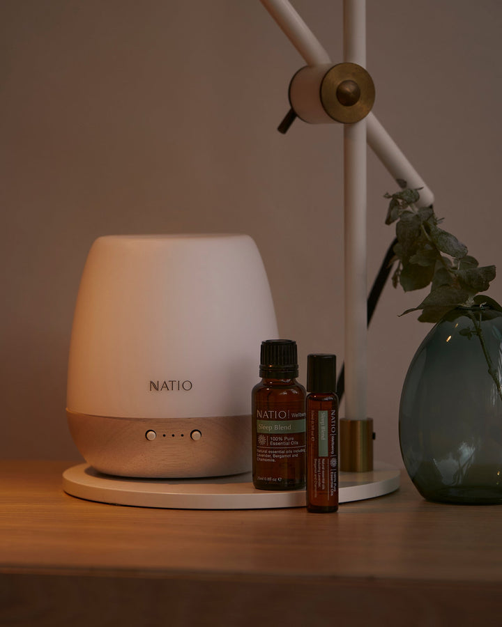 Moderner Ultraschall-Duftdiffusor aus Glas & Holz; schafft ruhige Atmosphäre & verbreitet ätherische Öle für Wellness.