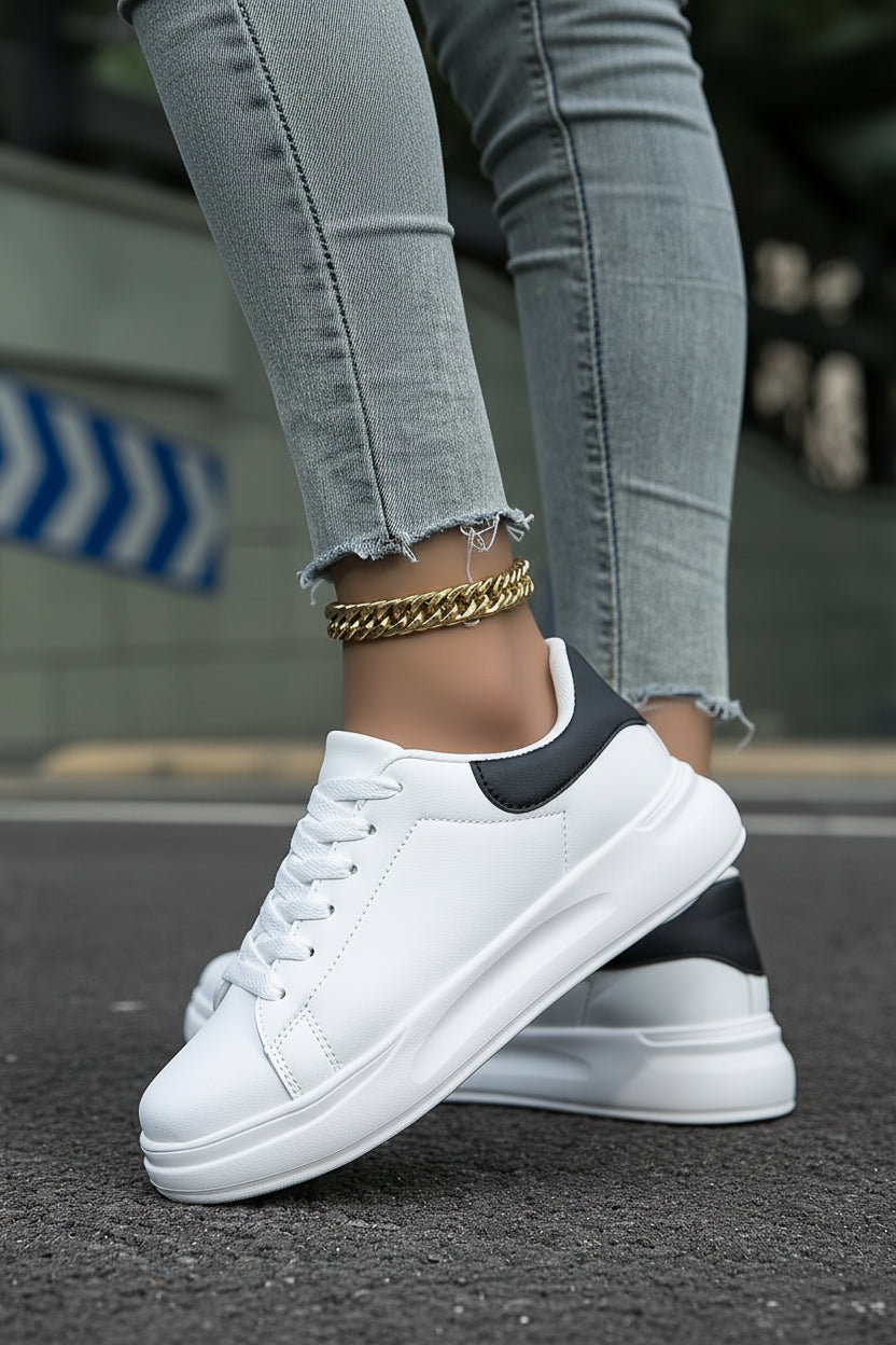 Frau geht in bequemen weißen Damen Sneaker Scarlett, stilvolle & komfortable Schnürschuhe für Bewegung.