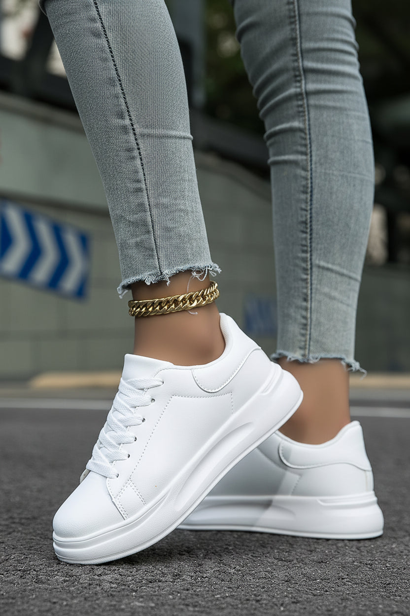Frau trägt weiße Damen Freizeitschuhe Scarlett, stilvolle Alltags-Sneaker, ideal für Komfort & Mode.