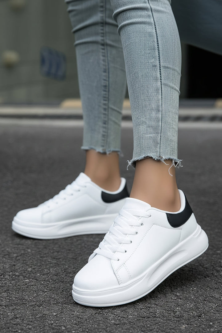 Rückansicht der weißen Komfortschuhe Scarlett für Damen, minimalistischer Stil, sportlich-elegant.