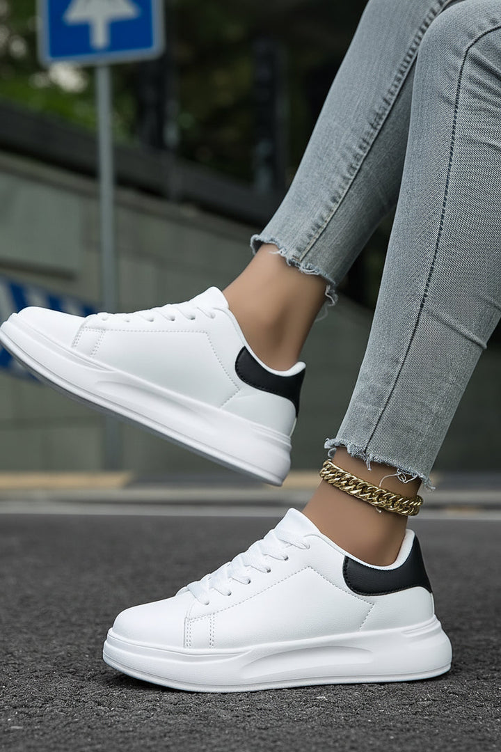 Rutschfeste Sohle der weißen Damen Sneaker Scarlett, bequeme Freizeitschuhe für sicheren Schritt.