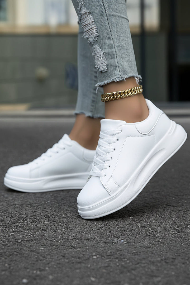Paar weiße Damen Freizeitschuhe Scarlett von oben, klassische Schnürschuhe für jede Garderobe.