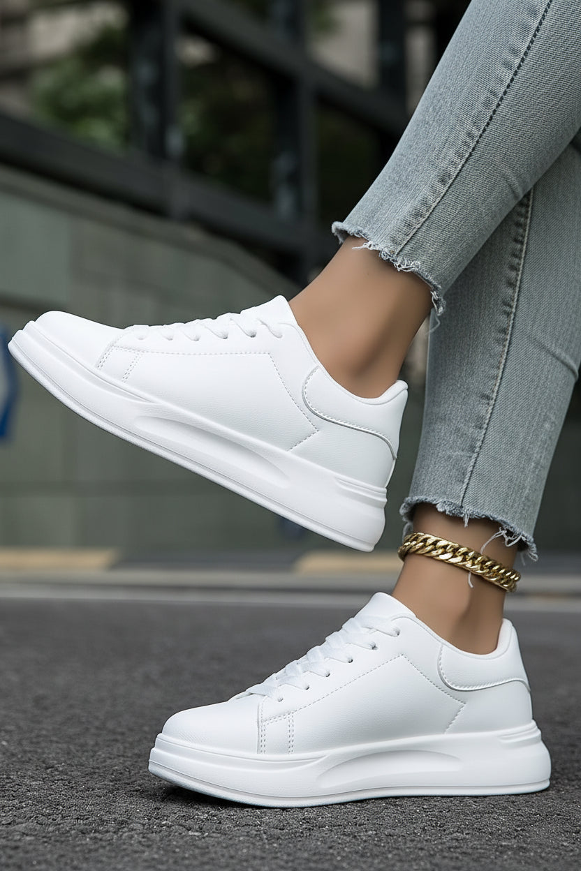 Weiße Damenschuhe Scarlett als modisches Accessoire zum lässigen Outfit, vielseitige Alltagsschuhe.