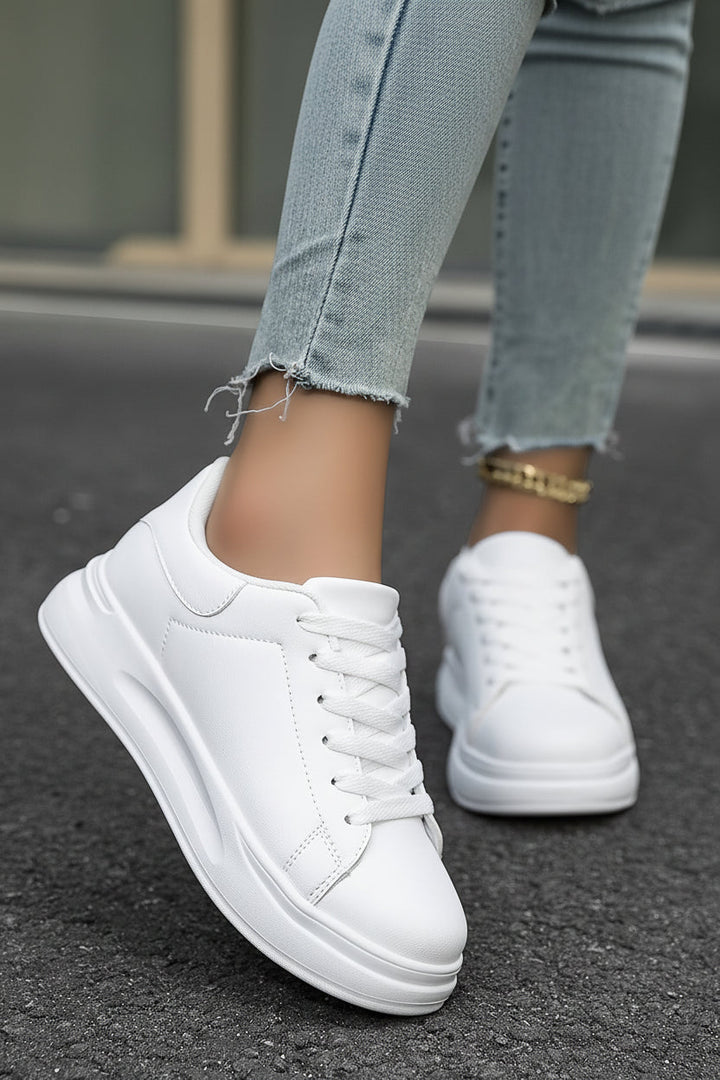 Komfortable weiße Damen Sneaker Scarlett, weich gepolstert für maximalen Tragekomfort den ganzen Tag.