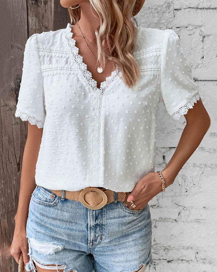 Weiße Damen Kurzarmbluse mit elegantem V-Ausschnitt und Patchwork-Design. Ideal für Sommer & Frühling.