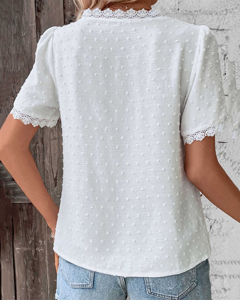 Elegante weiße Damenbluse mit V-Ausschnitt & kurzen Ärmeln. Perfekt als Freizeit-, Business-Casual- oder Sommerbluse.