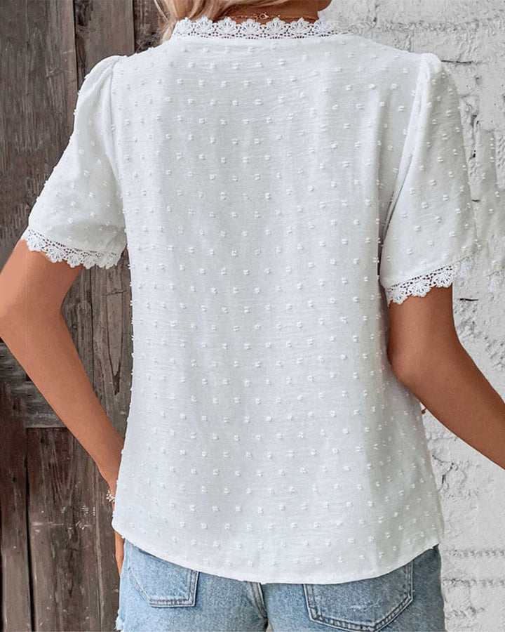 Elegante weiße Damenbluse mit V-Ausschnitt & kurzen Ärmeln. Perfekt als Freizeit-, Business-Casual- oder Sommerbluse.