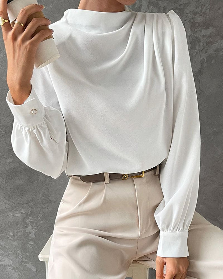 Vielseitige weiße Damenbluse mit Rüschen und Stehkragen. Perfekt für Business und Freizeit-Outfits im Frühling.