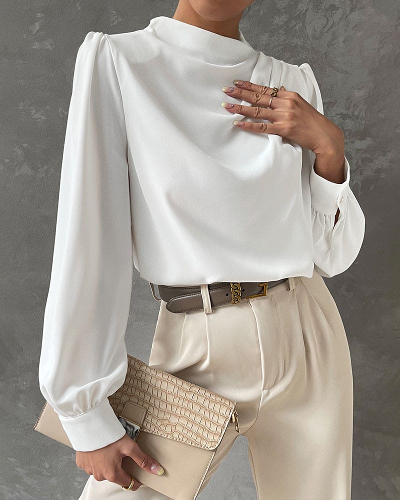 Schickes weißes Damen Oberteil: Rüschenbluse mit Stehkragen. Modernes Design für den Frühling, ideal für diverse Anlässe.
