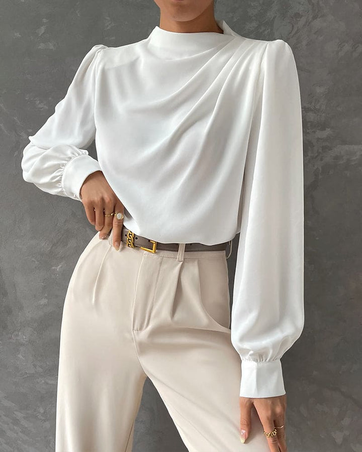 Weiße Damen Rüschenbluse mit elegantem Stehkragen und langen Ärmeln. Perfektes Frühlings-Oberteil mit Stil.