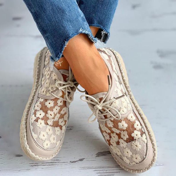 Weiße Damen Sneaker bestickt mit Blumenmuster, eleganter Stil für Alltag und Freizeit.