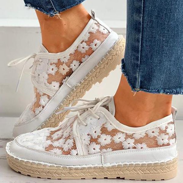 Modische Damen Bequemschuhe in Beige mit feiner Stickerei, ideal für stilvollen Alltagskomfort.