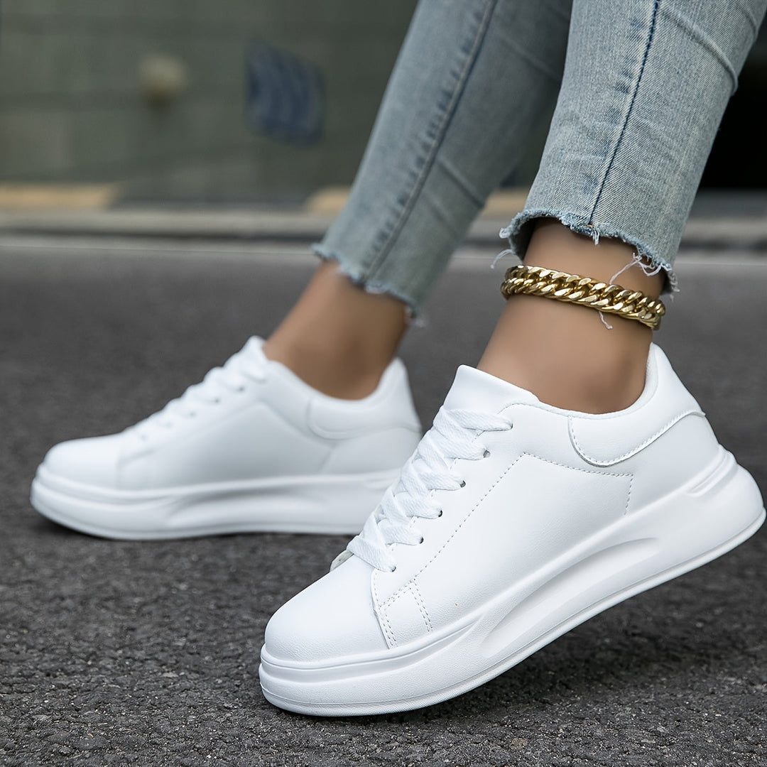 Komfortable weiße Damensneakers, ideal als Freizeitschuh für den täglichen Gebrauch im Frühling.
