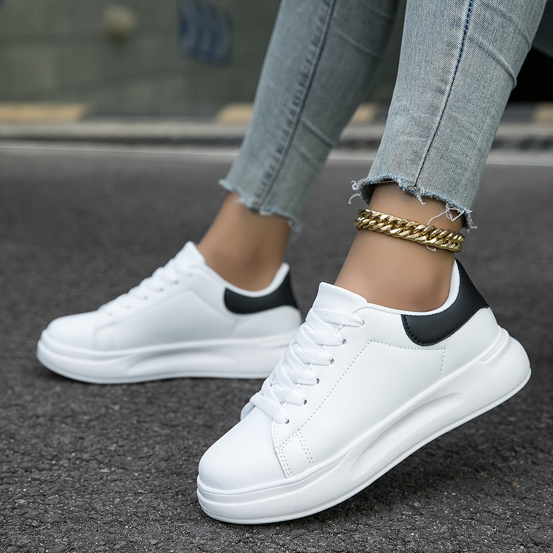 Vorderansicht stilvoller weißer Damen-Sneaker, perfekt für lässige Frühjahrs- und Sommer-Outfits.