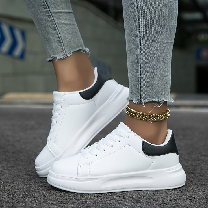 Moderne weiße Damensneakers, bequem und strapazierfähig für stilvolle Casual-Looks im Sommer.