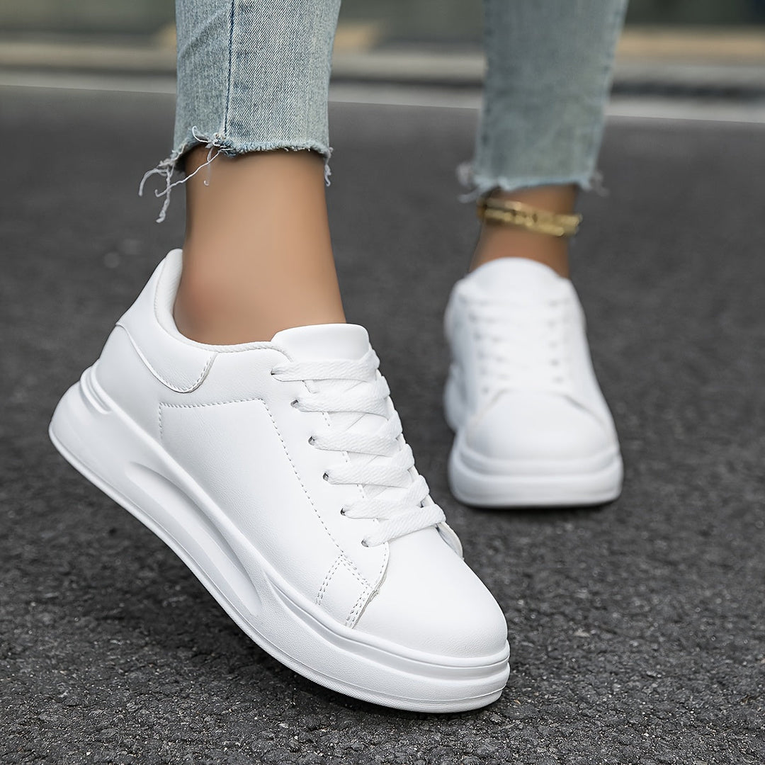 Rückansicht der weißen Damensneakers, ideal als bequemer Alltagsschuh für Freizeit und Komfort.