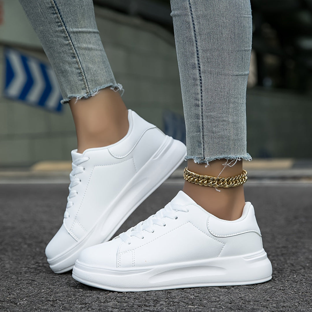 Ein Paar weiße Damensneakers, vielseitig und bequem für Frühling, Sommer und Casual-Looks.