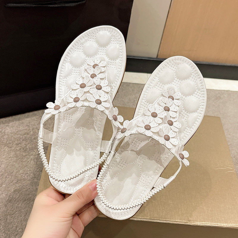 Elegante weiße Sommer Sandalen für Damen, T-Steg Design mit Blumen & Perlen.