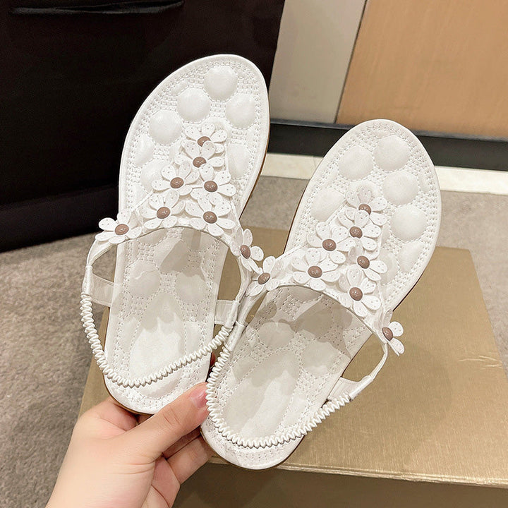 Elegante weiße Sommer Sandalen für Damen, T-Steg Design mit Blumen & Perlen.