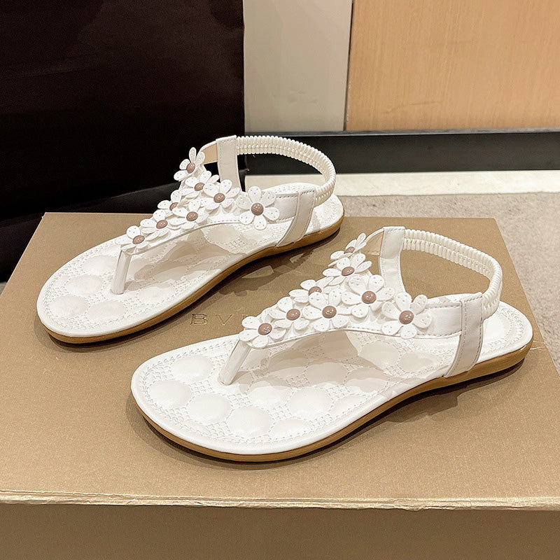 Damen T-Steg Sandalen in Weiß, detailreich mit Blüten, Perlen und einer Knöchelkette.