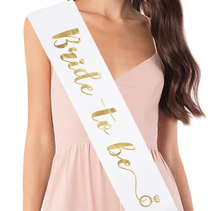 Elegante weiße JGA Schärpe "Braut", mit goldener Schrift, aus feinem Satin für die Party.