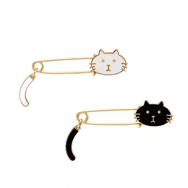 Eleganter Katzenpins in Weiß-Schwarz, Detailansicht des beweglichen Schwanzes. Perfektes Geschenk für Katzenliebhaber.