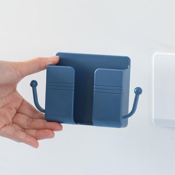 Wandmontierte Ablage für Handy & Fernbedienung in der Küche; hält Geräte sauber & organisiert.